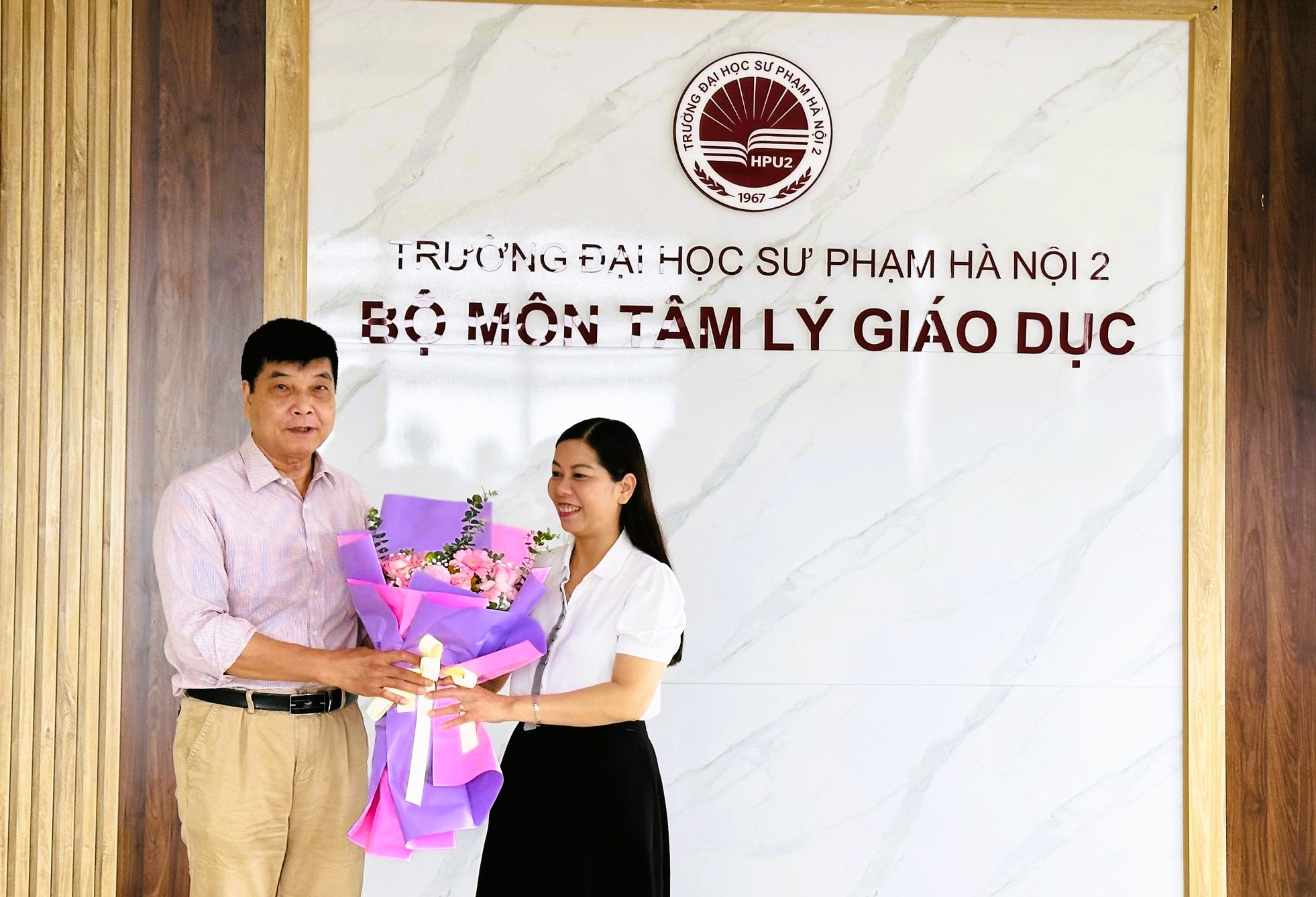 TS. Nguyễn Đình Mạnh nhận hoa từ đại diện lãnh đạo đơn vị